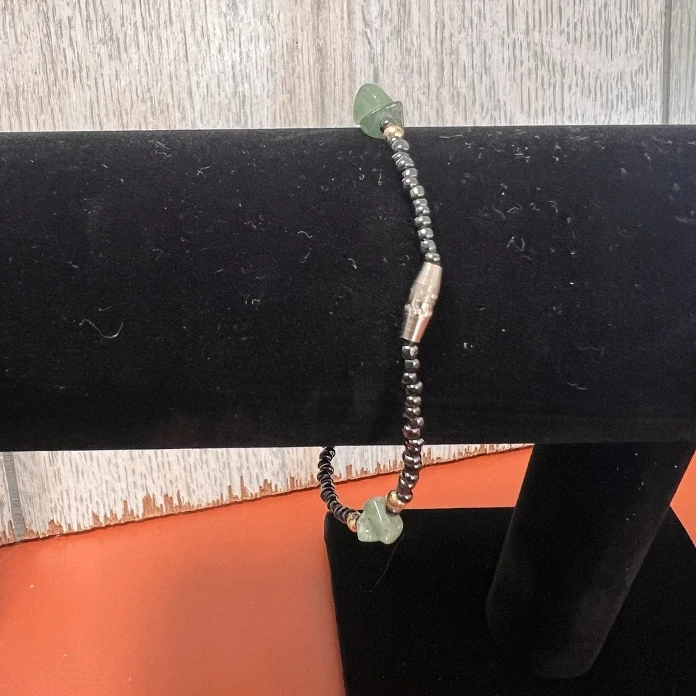Silver Tone & Green Stone Chip Metal Beaded Bracelet 7 3/4